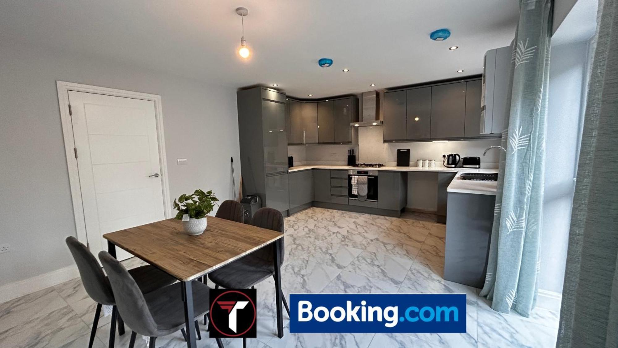 Spacious 4 Bedroom By Tara Stays Short Lets & Serviced Accommodation Aldershot With Free Wifi & Garden Exterior foto